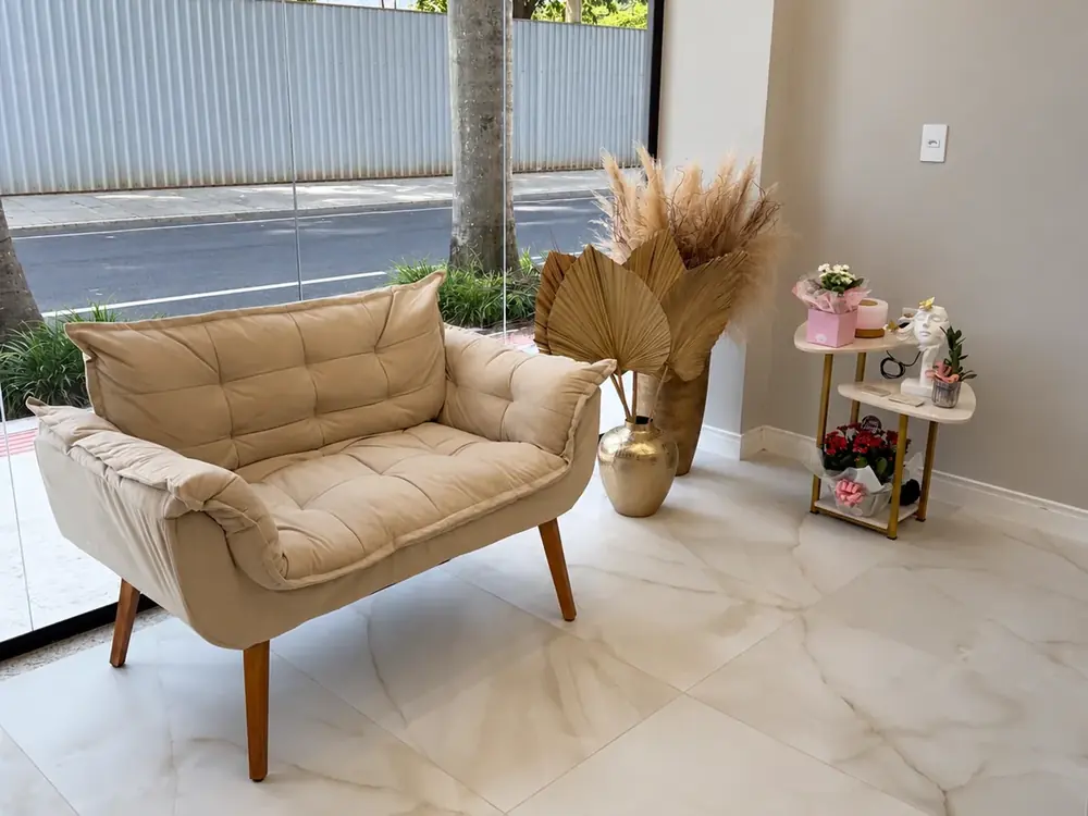 Recepção do estúdio com sofá e decoração