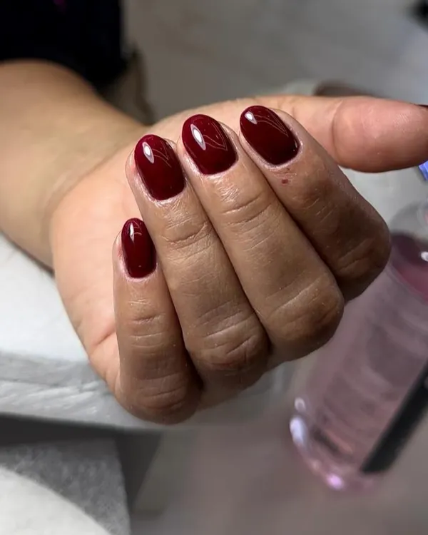 Esmaltação em gel cor vinho