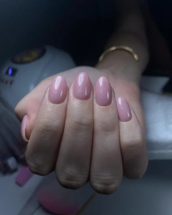 Unhas em gel nude rosado