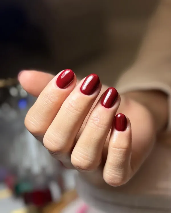 Esmaltação em gel vermelho escuro